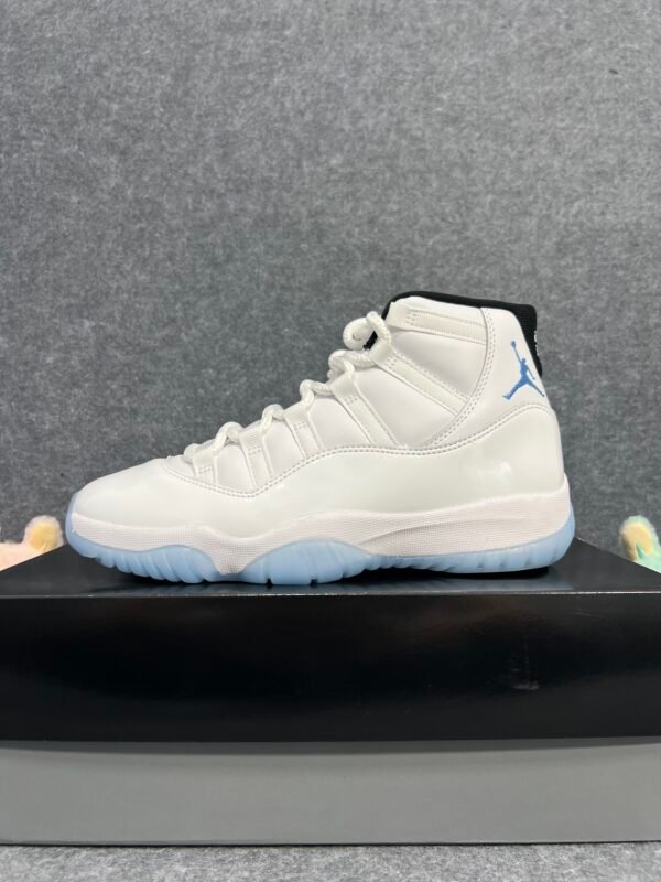 Jordan 11 Retro Legend Blue (2024)