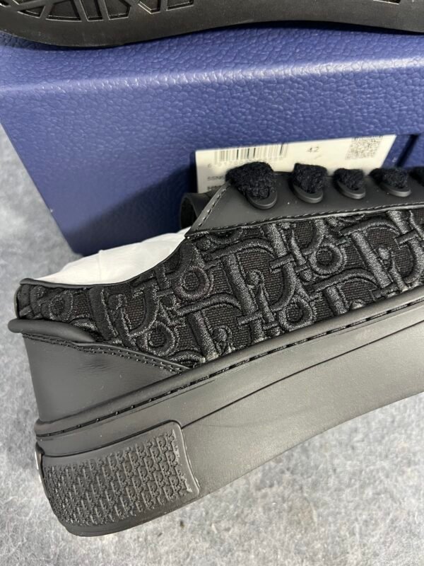 Dior B33 Sneaker Black Smooth Calfskin Oblique Raised Embroidery