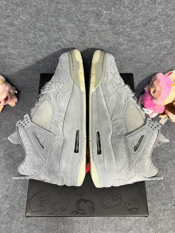 Jordan 4 Retro Kaws